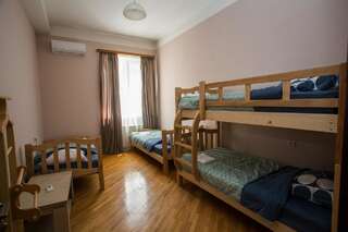 Гостевой дом Guesthouse Hillside Тбилиси Классический четырехместный номер-11
